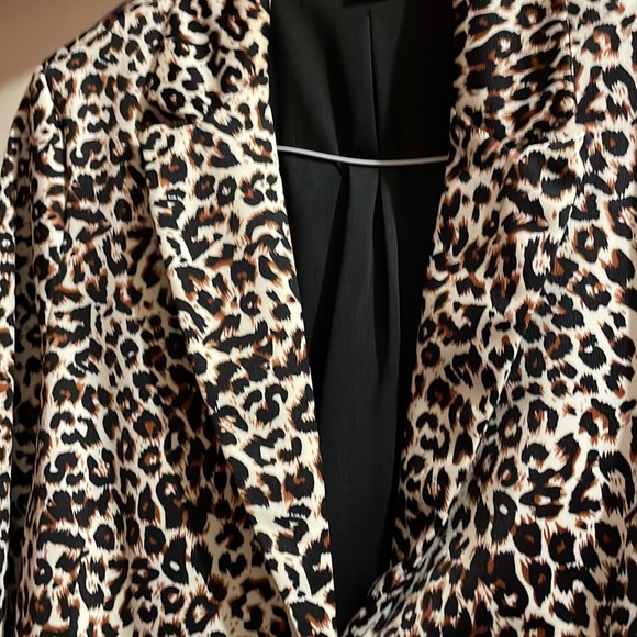 BEAUTIFUL TAILORED ANIMAL PRINT BLAZER. - Picture 5 of 7